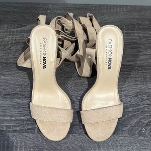 BRAND NEW NEVER WORN women fashion nova heels with ties